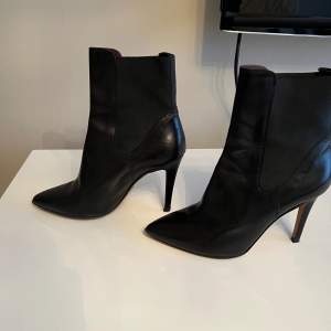 Klackar svart boots, har använt många gånger. Materialen är läder. 39 storlek. 