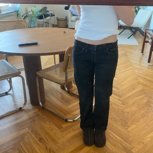 Lågmidjade jeans  - Lågmidjade jeans. Storlek 38 sitter som 34. Fint skick! Har nån slags söm på båda benen längst ner. 😊