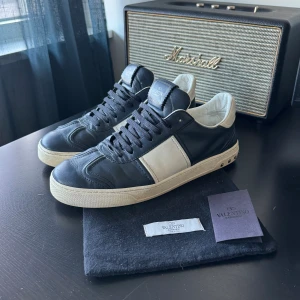 Valentino Flycrew - Säljer mina Valentino Flycrew i färgen mörkblå! Tecken på användning med skick 7,5/10. Endast en nit saknas! Storlek 42 och passar 43. Kuvert och dustbag följer med! Skriv vid frågor.