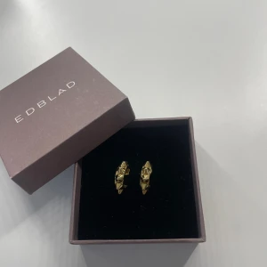 Edblad Peak Creoles S Gold - Säljer dessa fina örhängen från Edblad. Väldigt fint skick och har används några fåtal gånger. Säljer pågrund av att de inte kommer till användning!❤️