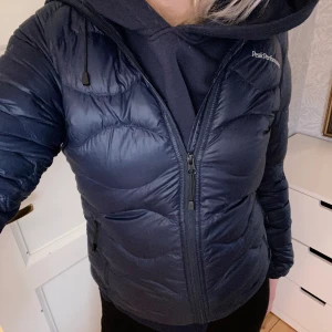 Peak performance jacka - Mörkblå peak performance jacka i modellen helium tror jag den heter💕Fint skick