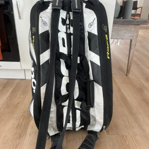Tennisväska Babolat - Stor tennisväska från Babolat, använd men i gott skick. 