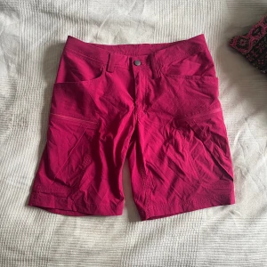 Shorts från Haglöfs  - Hallonröda friluftshorts från Haglöfs säljs. Stretchigt material och fint skick. 