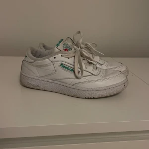 Reebok sneakers  - Snygga sneakers i storlek 38,5 som tyvärr inte kommer till användning🥲 skicket är fint, men skorna har spår av användning (syns på bilderna) och därav priset! Kan tänka mig att förhandla priset vid snabb affär🫶