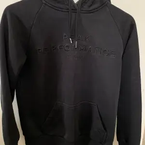 Svart Peak performance hoodie dam strl XS