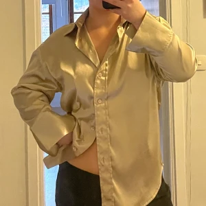 Guldskjorta - Cool skjorta i satintyg, knappt använd🌟