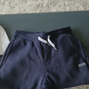 BOSS mjukisbyxor marinblå - I stort sett knappt använda. Inköp från Best Secret. 164 men rätt små?