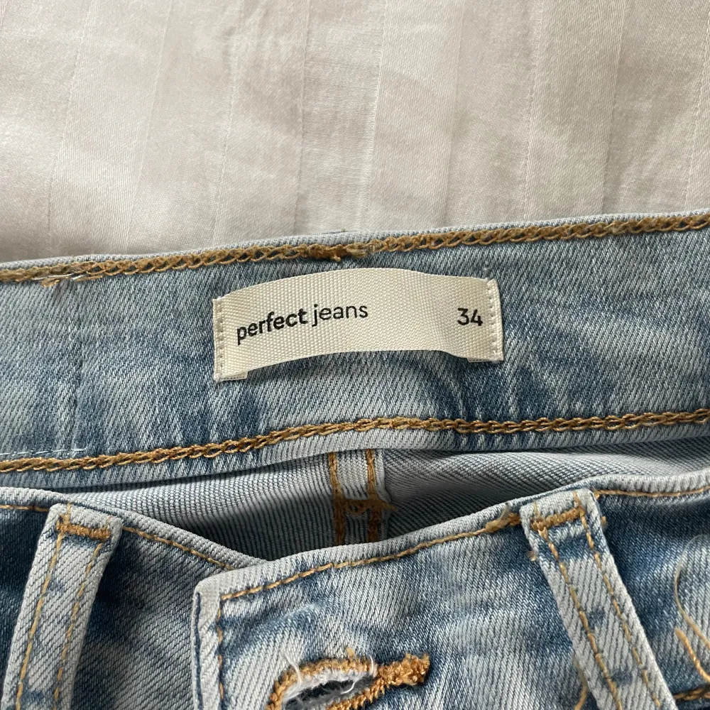 Ljusblåa lowwaist bootcut jeans från Gina Tricot i strl 34. Använda max 3 gånger och är i nyskick💕. Jeans & Byxor.