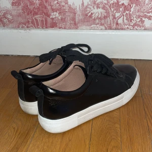 Svarta skor - Skor från K cobler som är för små. Använda 2 gånger och inga defekter💕Frakten ingår ej i priset.