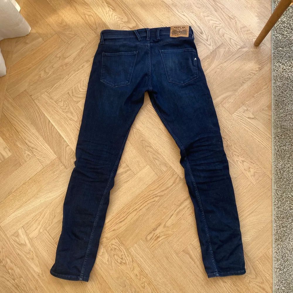 Tja! Säljer dessa sjukt feta Replay slimfit jeansen i modellen Anbass. Varan har inga defekter och har använts i få tillfällen. Passar mig som är 188 cm. Hör av dig om fler bilder eller frågor🤝nypris är 1400kr. Jeans & Byxor.