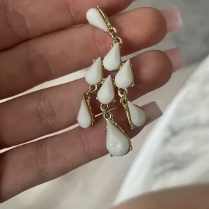 Örhängen  - Ett par snygga örhängen guld passar till allt knappt använda 