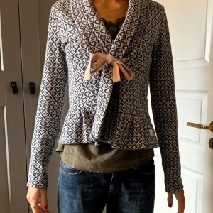 Odd Molly kofta  - En Odd Molly kofta i storlek 0. För er som inte vet vilken storlek det är passar den XS/S. Den har använts ett fåtal gånger och är i perfekt skick. Priset är 400 kr + frakt eller högsta budgivning. Den är från början köpt för 1 800 kr.