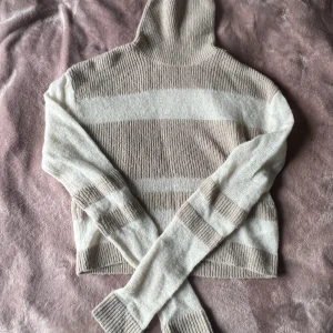 Stickad tröja  - Snygg stickad polotröja från Weekday! Sparsamt använd och i mycket fint skick! Tunnt material, aningens genomskinlig.💫💫💫💫
