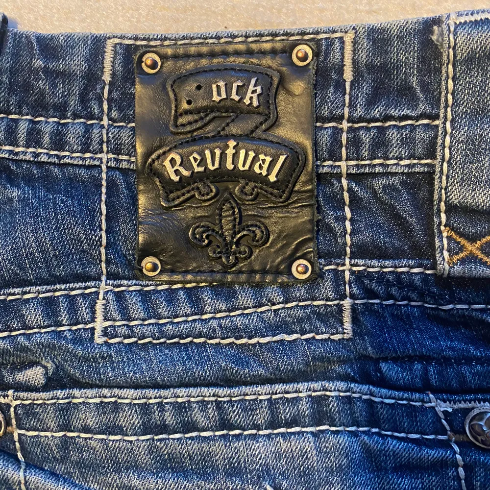 Rock Revival jeans, skitsnygga med kors på fickorna och bra kvalitet! Jeansen är straight och i storlek 33, skulle passa storlek M/L. Ytterbenslängd: 105 cm, innerbenslängd: 80 cm, midja tvärs över: 47, tvärs över lår 25 cm.. Jeans & Byxor.