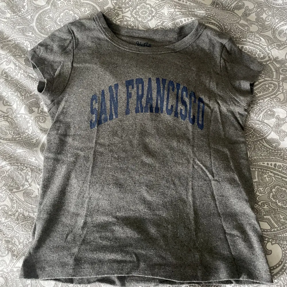 Säljer denna tröja från Brandy Melville då den inte används längre. Använd ca 3 gånger och är i nyskick. Tröjan är i one size men motsvarar ungefär XS-S i storleken. Vet ej om den säljs längre. Kontakta mig om du är intresserad💗💗. T-shirts.