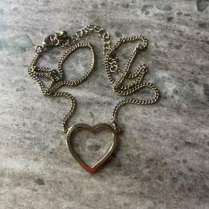 Jättegullig halsband med ett hjärta!☺️