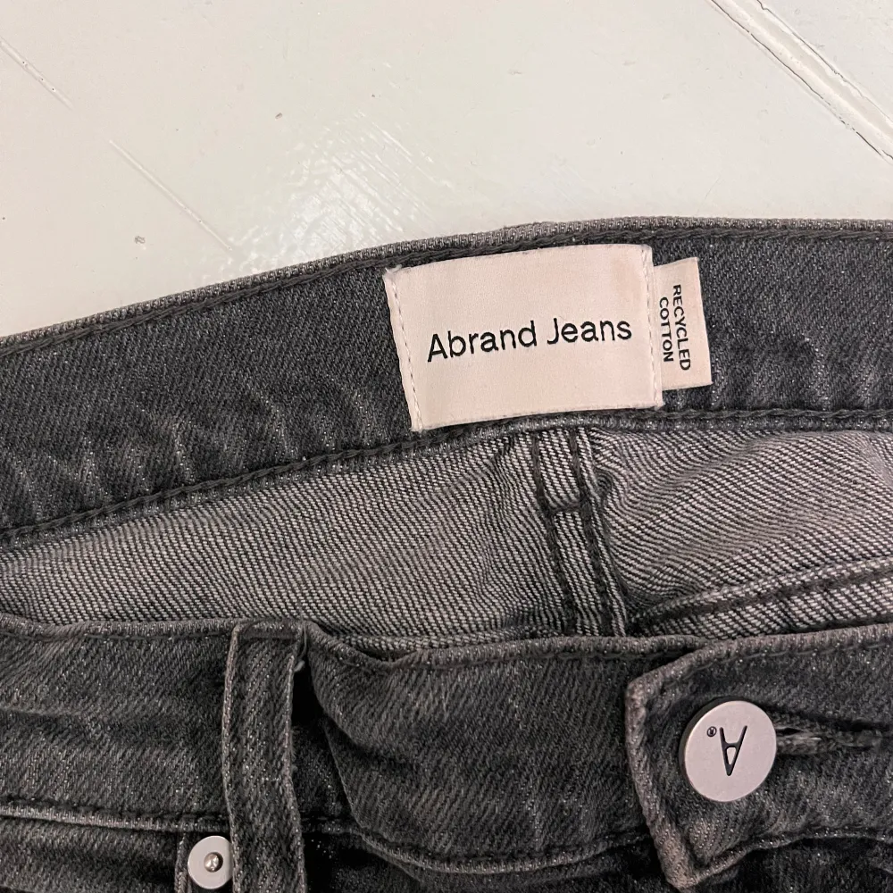 low waist bootcut jeans ifrån Abrand jeans. nypris 999kr och dem är nästan aldrig använda, är i super bra skick. (lite skrynkliga från att ha legat i garderoben länge). storlek 27 passar mig som har 36/38, pris kan diskuteras vid snabb affär 💞. Jeans & Byxor.