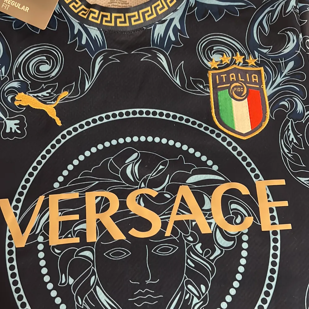 Säljer Versace tshirt då jag inte använder den. Den är storlek S men är stor. Storlek M skulle jag säga. Tags är kvar men avklippta som man ser på bilden.. T-shirts.