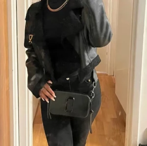 Marc Jacobs väska - Säljer nu min fina väska, hel svart, har använt endast 1 gång och säljer pgd kommer ej till användning.❣️ Skriv vid minsta intresse!!