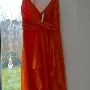 Balklänning  - Bal/festklänning.  Ny med prislapp  Länk om man vill se mer av hur klänningen ser ut 👇🏻  https://www.asos.com/se/asos-design/asos-design-maxiklanning-med-smala-axelband-mjuk-kjol-i-lager-och-rynkat-liv/prd/12331456  