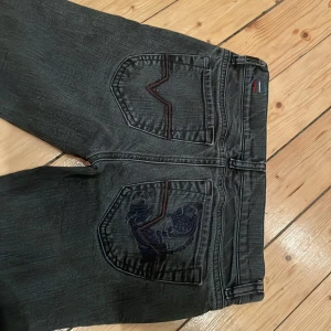 Diesel jeans  - Grå/svarta dieseljeans i storlek 25/32! Midjemått och innerbenslängd finns på bilderna, jeansen är raka i modellen!🤗 finns ej bilder med jeansen på pga att de är försmå