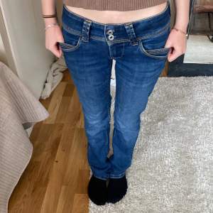 Super snygga pepe jeans i storlek 25 i midja och 30 i längd. Själv är jag 155cm och dom passar perfekt i längd. Använd fåtal gånger.💗