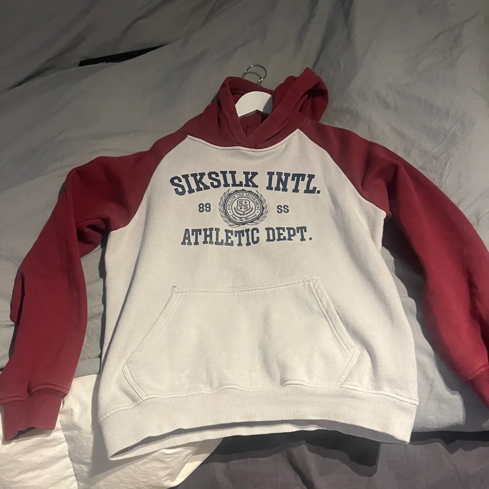 Använd SikSilk Hoodie storlek M. Färg röd och vit. Finns byxor till så skriv kan man lösa en deal för båda. Mvh.. Hoodies.