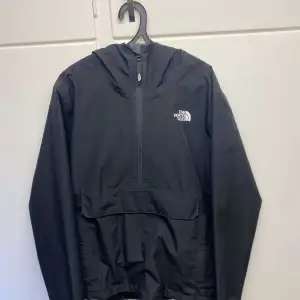 Säljer nu min TNF windbreaker stoppar bra mot vind och har en mag ficka. Skicka prisförslag så kan vi diskutera ett bra pris