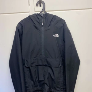 The north face vindjacka  - Säljer nu min TNF windbreaker stoppar bra mot vind och har en mag ficka. Skicka prisförslag så kan vi diskutera ett bra pris