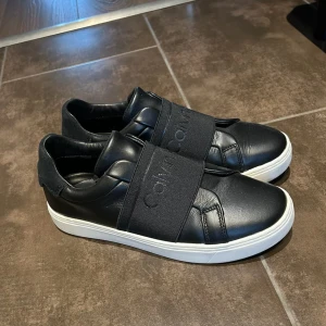 Calvin Klein skor - Skorna är köpta sommaren 2023, använt några enstaka gånger. Säljer dem för att jag inte anvödner dem något mer. Om nu undrar något om dem skicka dm 💗 Köpta för 1700kr därav priset. 