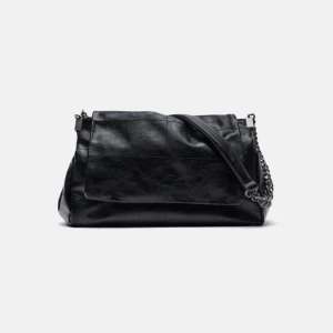 Zara väska - Väska från zara, i väldigt bra skick! Kan skicka mer bilder privat om det önskas! Kunden står för frakt kan även mötas upp i Stockholms området! Nypris 400kr säljer för 200kr! Priset är diskuterbart 😇