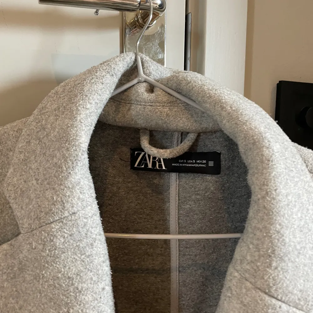 Superfin grå kappa med knytning från Zara. Storlek S . Jackor.