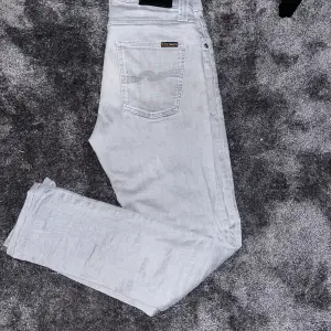 Tja säljer dessa jeans som är i storlek 28/34, Super bra skick, mitt pris 399kr, skriv om ni har frågor:)