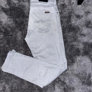 Nudie jeans  - Tja säljer dessa jeans som är i storlek 28/34, Super bra skick, mitt pris 399kr, skriv om ni har frågor:)