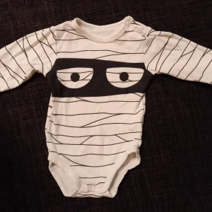 "Fångbody" strl. 56 - Vit "fångbody" i storlek 56. I fint begagnat skick, inga hål eller fläckar.  Tvättad i parfymfritt tvättmedel och utan sköljmedel.