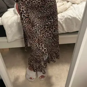 One size leopard kjol gjord i Italien super fin kan has på olika sätt 