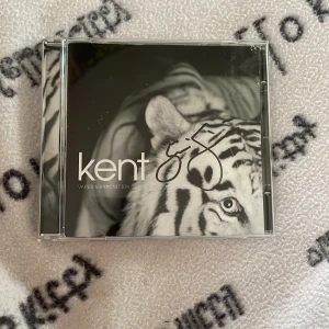 Signerad Kent sak - Hitta den hos min farmor o tog den för ja gillar Kent men har ingen stans att ha den. Och min pappa jobbade med Kent o de va så den blev signerad❤️