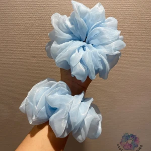 XL- Light Blue Scrunchies 1st - Mått diameter: ~16 cm(XL) Material: Polyester Instagram: sol_scrunchies