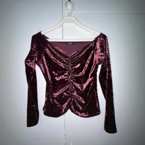 Sammet topp  - Säljer denna topp från Bikbok i storlek M. Passar även storlek S. Perfekt till fest eller vardags!