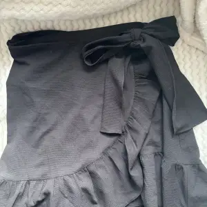 Söt kjol i väldigt fint skick! 🩷 Med knyte så man kan anpassa storleken 🌸