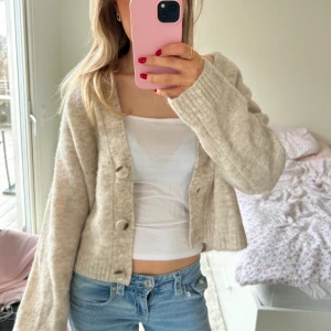 Beige kofta - Jättefin kofta i materialet Ull och Alpacka, står xs på lappen men passar lika bra till s💛i nyskick, bara använd fåtal gånger