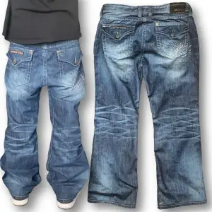 Galna Affliction jeans Relaxed Boot size 36x32! Typ helt nya har taggen kvar!! Mått-> (midjemått 47cm) (ytterbenslängd 102cm) (innerbenslängd 70cm) (benöppning 25cm) kom privat för fler bilder samt frågor!