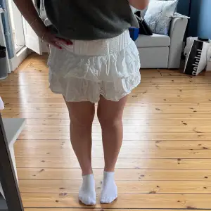 Supersnygg kort vit kjol med shorts under, älskar denna men har blivit lite liten för mig😕💕