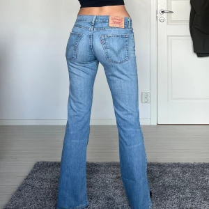 Levis - midjemått: 35cm rakt över, innerbenslängd: 79cm 💗 