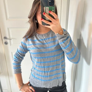 Zara tröja - Säljer min super sköna tröja ifrån Zara. Den är tunn i materialet och i sån fin blå och grå färg. Den är använd max 3 gånger, så som ny!💖 Kontakta mig om du har några frågor. Pris går att diskutera🤗