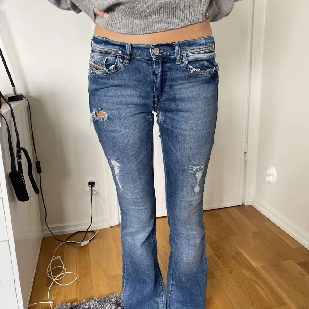 jätte snygga lågmidjade diesel jeans!💗 midjemått 36 & innerbenslängden 77cm går jätte bra att trycka på köp nu!!💞💞. Jeans & Byxor.