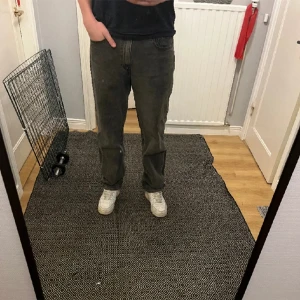 Levis jeans - Tjena! Säljer mina Levis jeans knappt använda. Modellen är Loose.