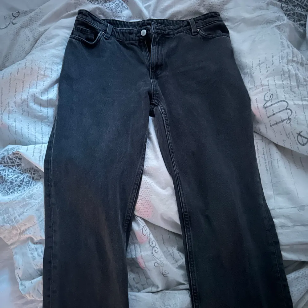 Säljer mina jeans från monki då dom inte passar på mig längre, dom är i bra skick! . Jeans & Byxor.