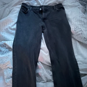 Straight jeans 38/40 - Säljer mina jeans från monki då dom inte passar på mig längre, dom är i bra skick! 