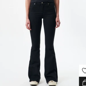 Svarta långa flare jeans!  - Säljer mina svarta flare jeans från dr.denim! Skit långa för mig som är 182 och super skön material som ger en hourglass form! Säljer på grund av att använder knappt! Om man önskar om mer bilder är det bara att fråga! 💗Ordinarie pris: 700 